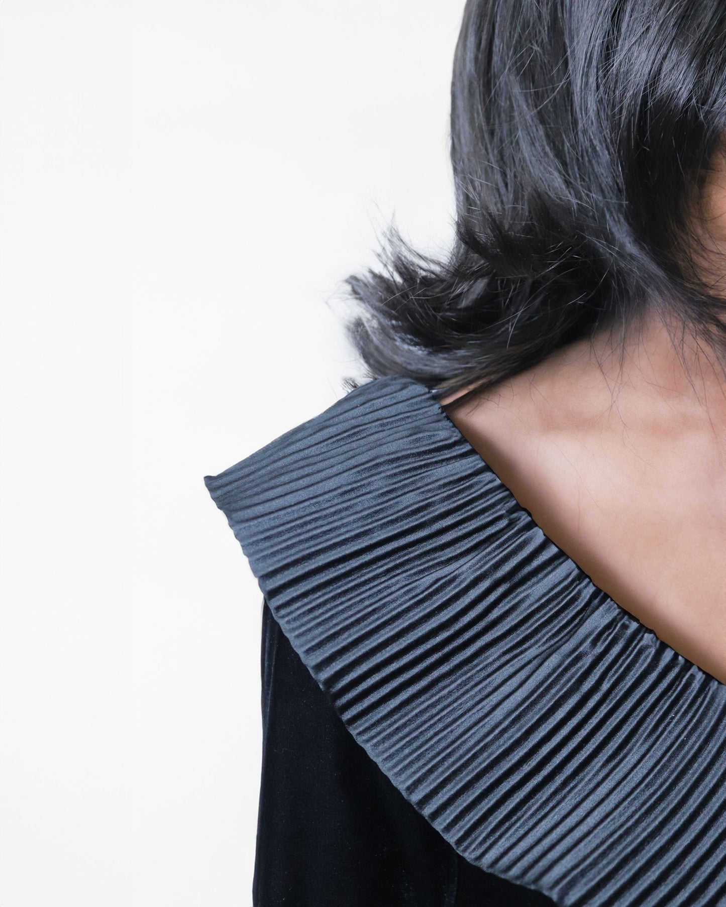 velvet column dress with crumple ruffle and long sleeves - ODD-QOLEN