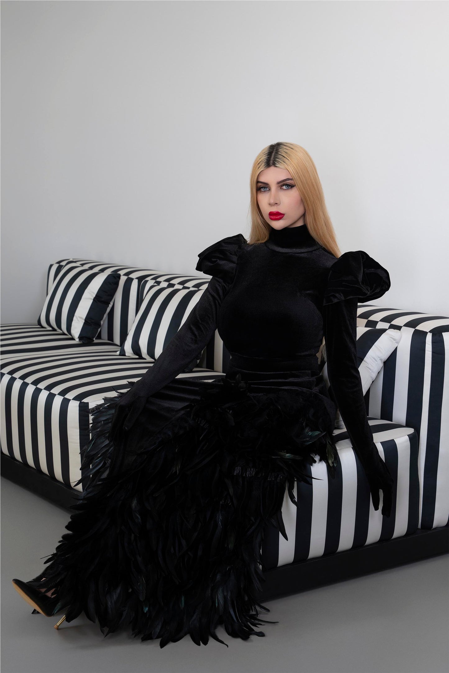 Long sleeve velvet dress with puffed shoulders and fathered skirt -ODD- ISLA