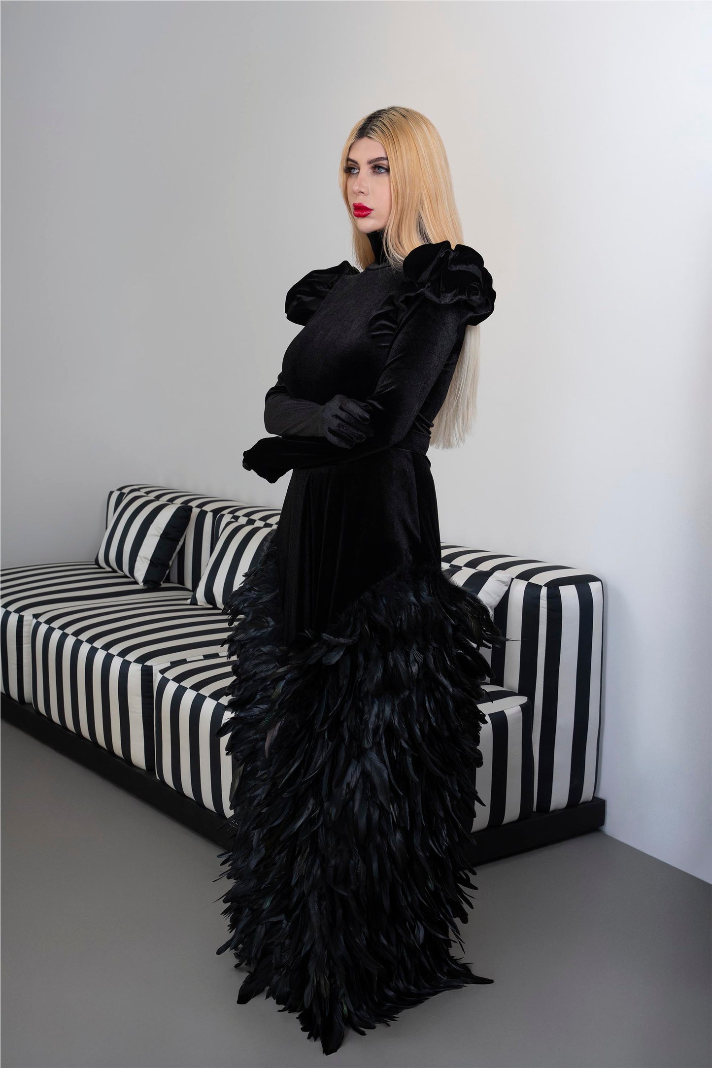 Long sleeve velvet dress with puffed shoulders and fathered skirt -ODD- ISLA