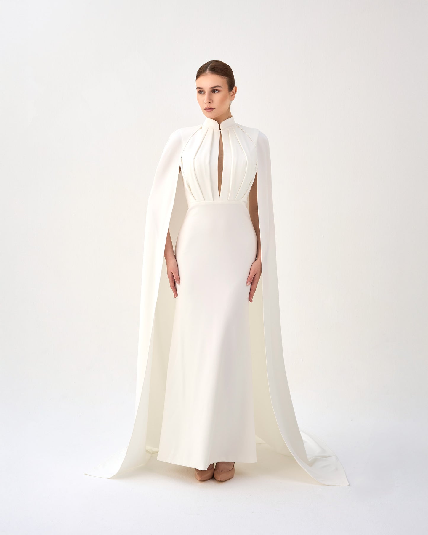 ODD-White pleated dress with neckline and cape