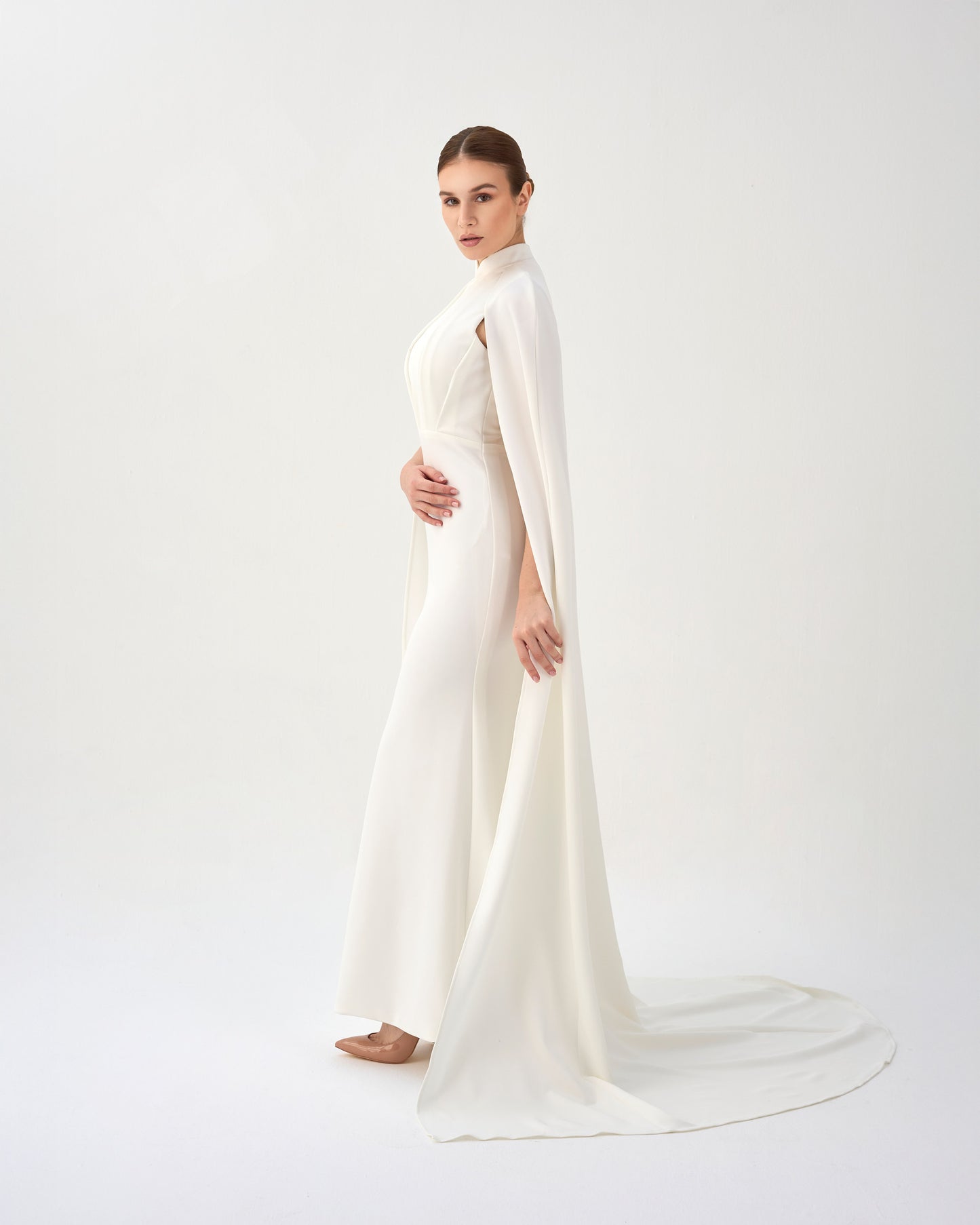 ODD-White pleated dress with neckline and cape