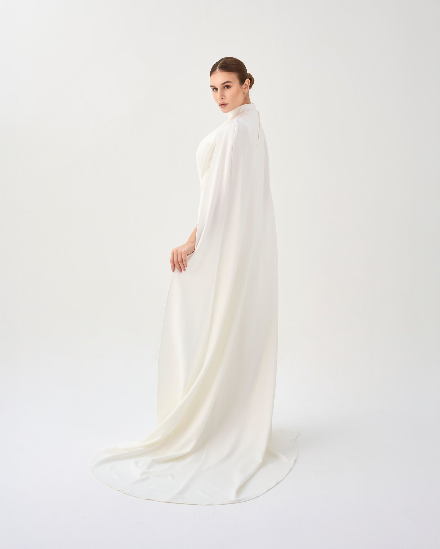 ODD-White pleated dress with neckline and cape