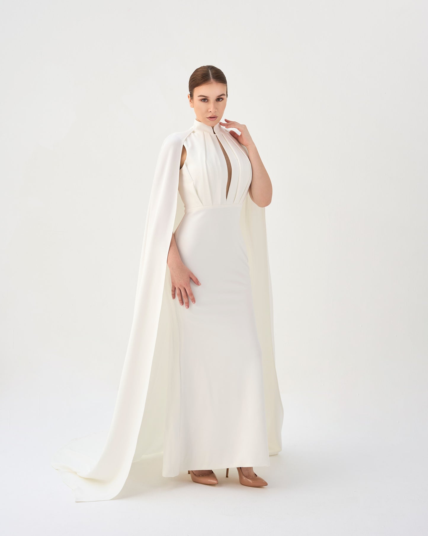 ODD-White pleated dress with neckline and cape
