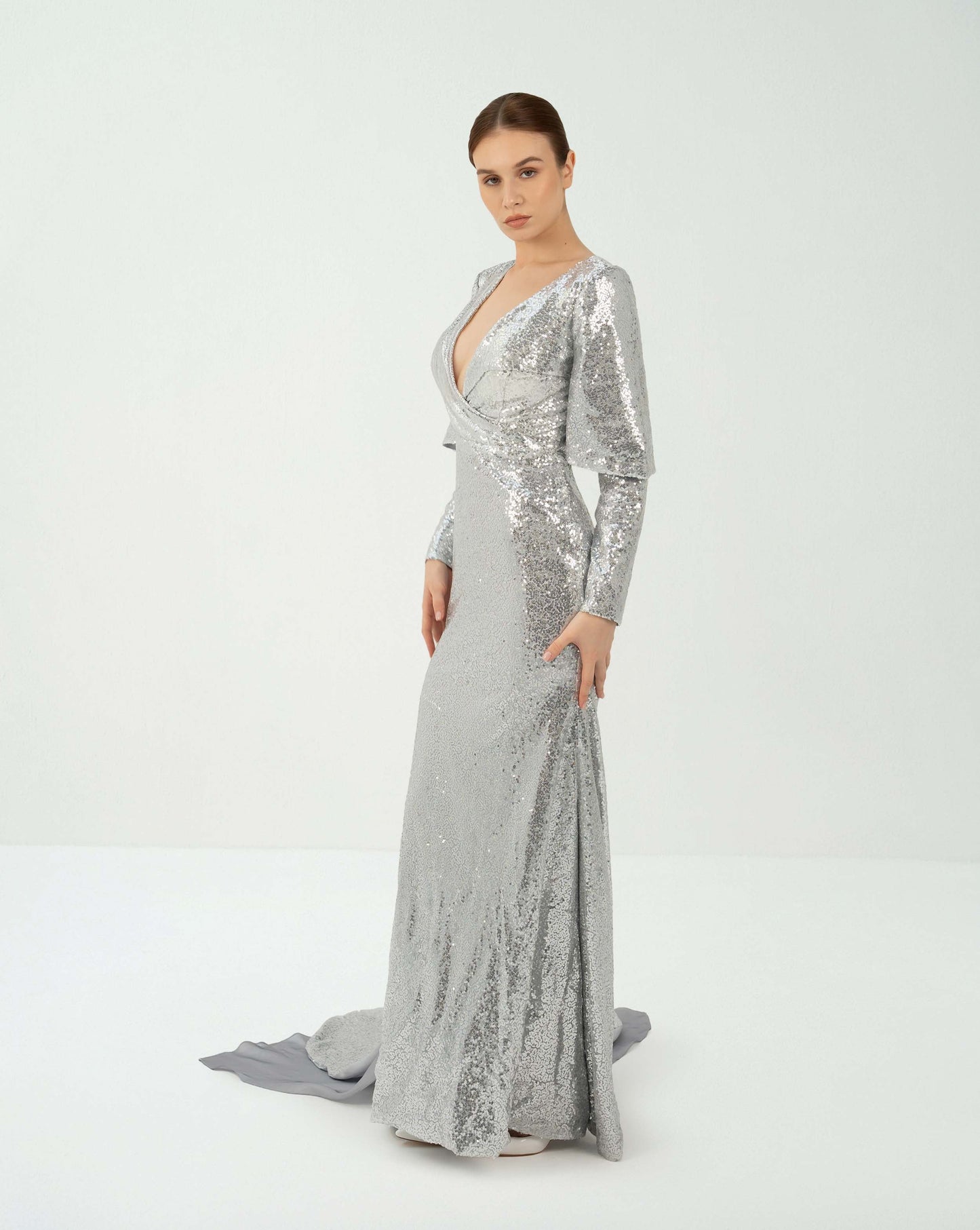 Sequined V-neckline dress with train - ODD-SAGE