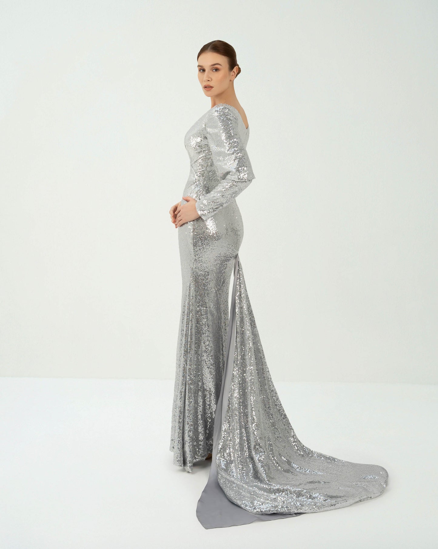 Sequined V-neckline dress with train - ODD-SAGE