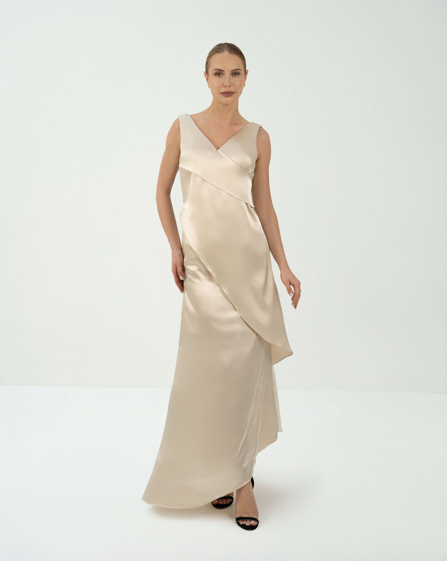 Layered column dress with V neckline  - ODD-LYRA