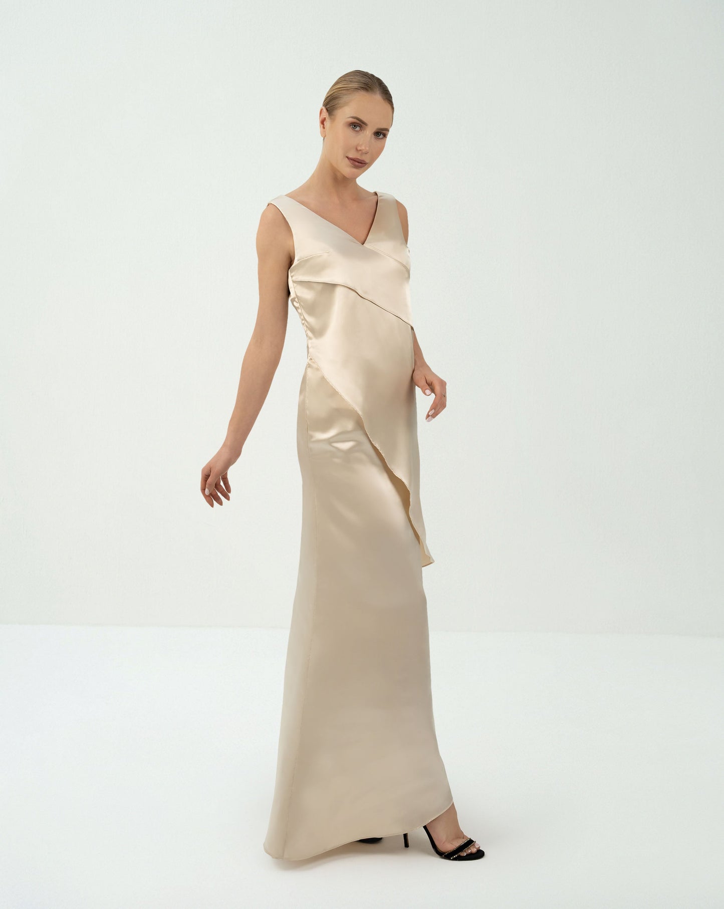 Layered column dress with V neckline  - ODD-LYRA