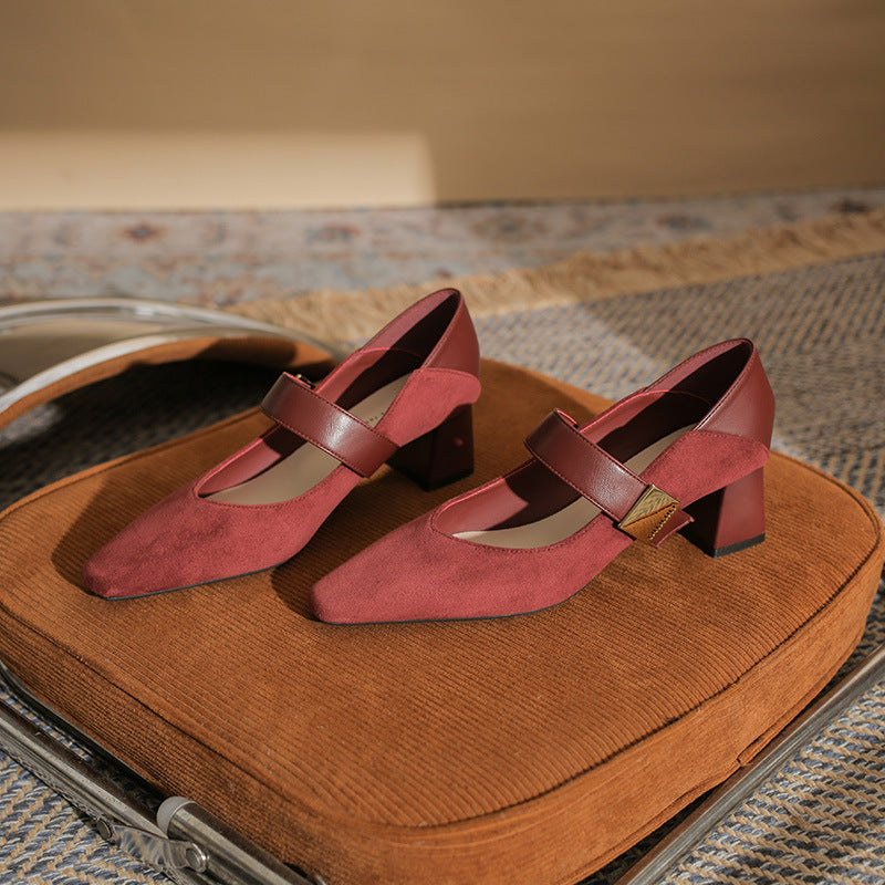 block heel pumps with suede finish and strap detail – ODD- AMARAQLU